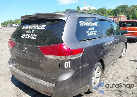 2011 Toyota Sienna Le V6 z USA, uszkodzony, nr VIN 5TDKK3DC3BS017335